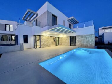 Newly built villa with pool in Sierra Cortina, Finestrat