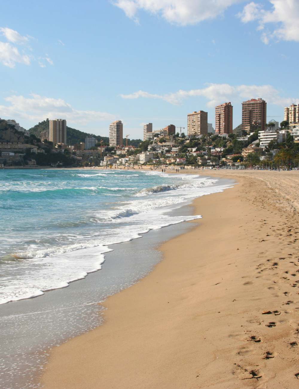 Quiet beach in Benidorm with nearby coastal apartments